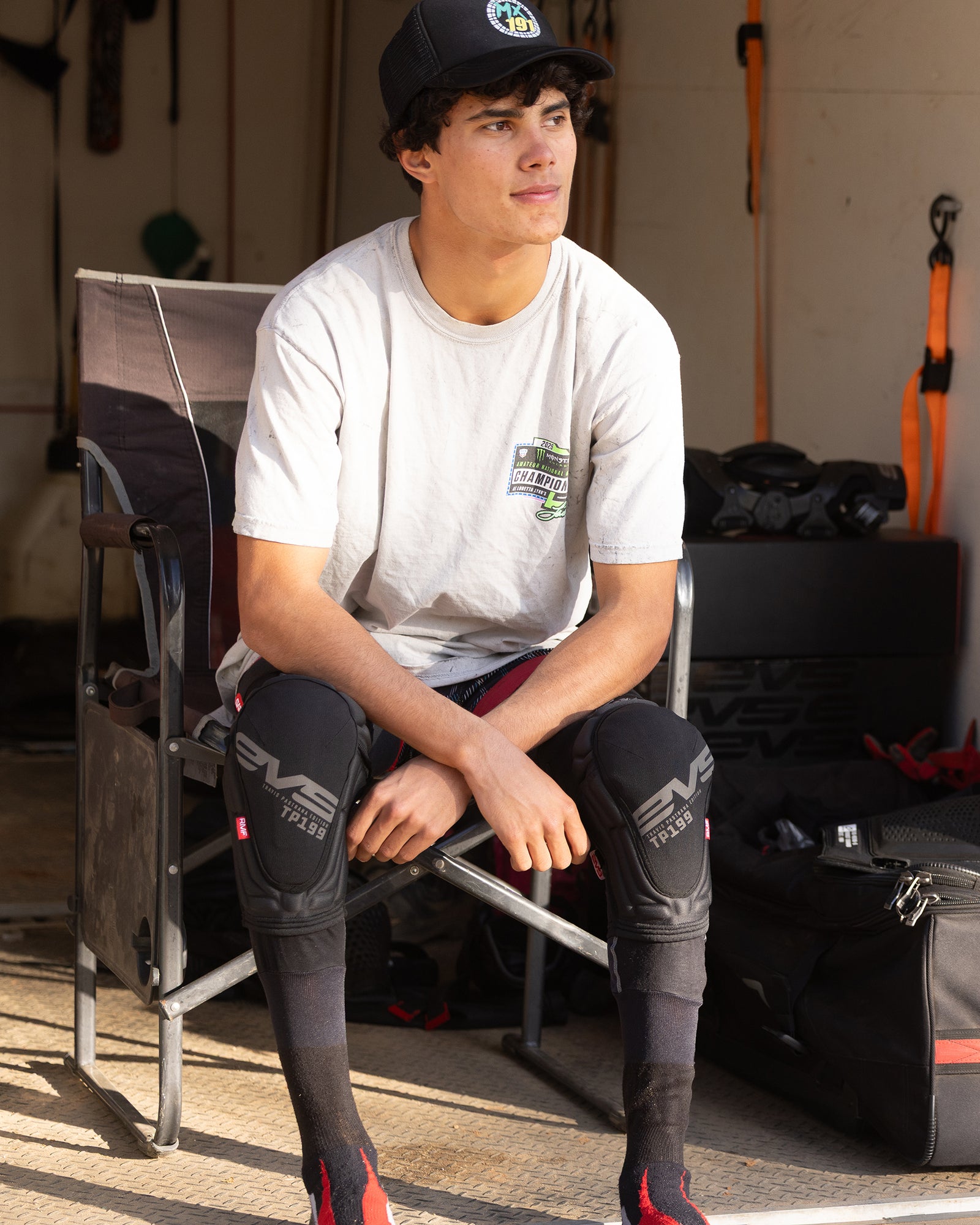 TP199 Knee Lite Blackout - EVS Sports